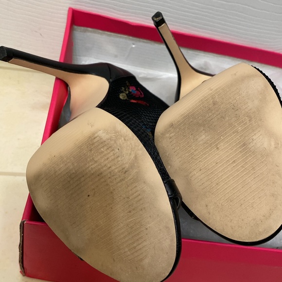 A Sexy Dressy Open toe heeled bootie. - Picture 4 of 10